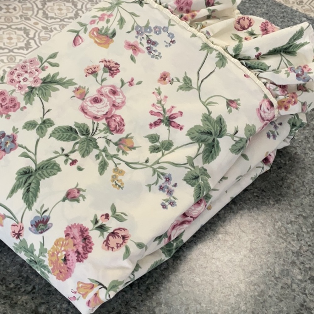 Vintage floral sheets top and bottom. Roses and Ruffles. - Picture 12 of 12